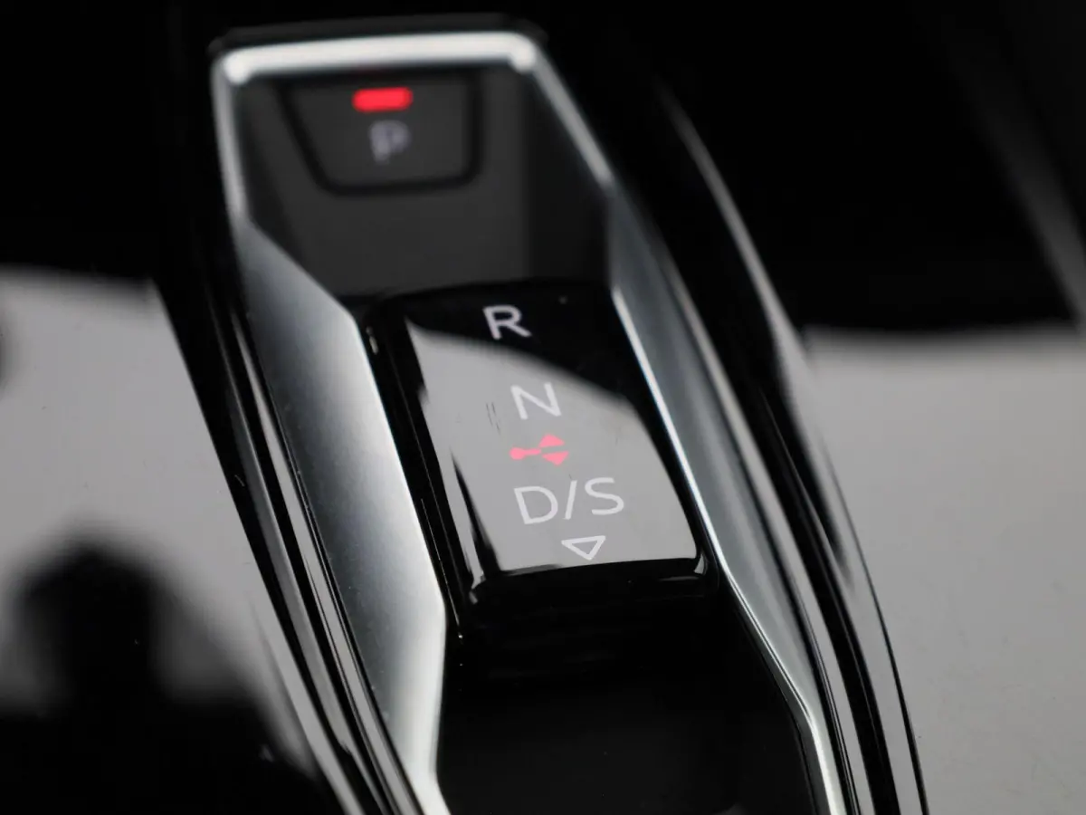 40 TFSI e Advanced edition l Adaptive cruise control l Elektr. instel. bestuurd.stoel l Stoelverwarming l Navigatie l Climate control l Achteruitrijcamera l Trekhaak l LED-koplampen l Audi s