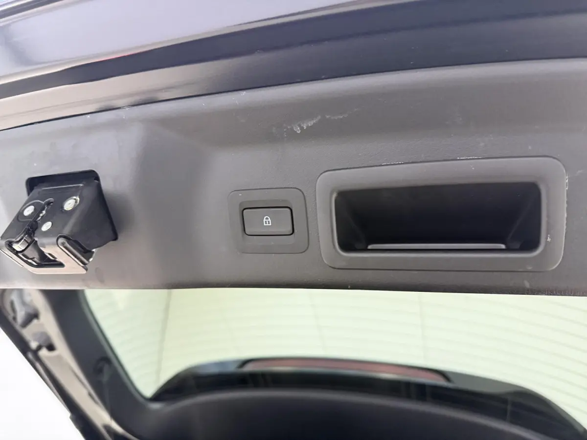 e-SkyActiv R-EV 170 Edition R | Automaat | Schuifdak | Lederen Bekleding | Navigatie | Keyless | Elektrische Kofferklep |