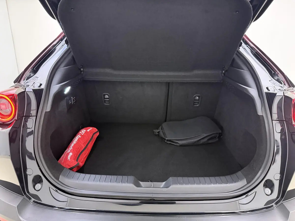 e-SkyActiv R-EV 170 Edition R | Automaat | Schuifdak | Lederen Bekleding | Navigatie | Keyless | Elektrische Kofferklep |