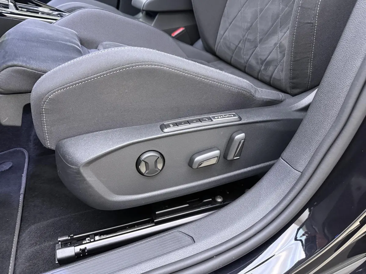 1.4 eHybrid Style | Apple Carplay / Android Auto | Ergo Comfort Stoelen | Lichtmetalen Velgen | Sfeerverlichting |