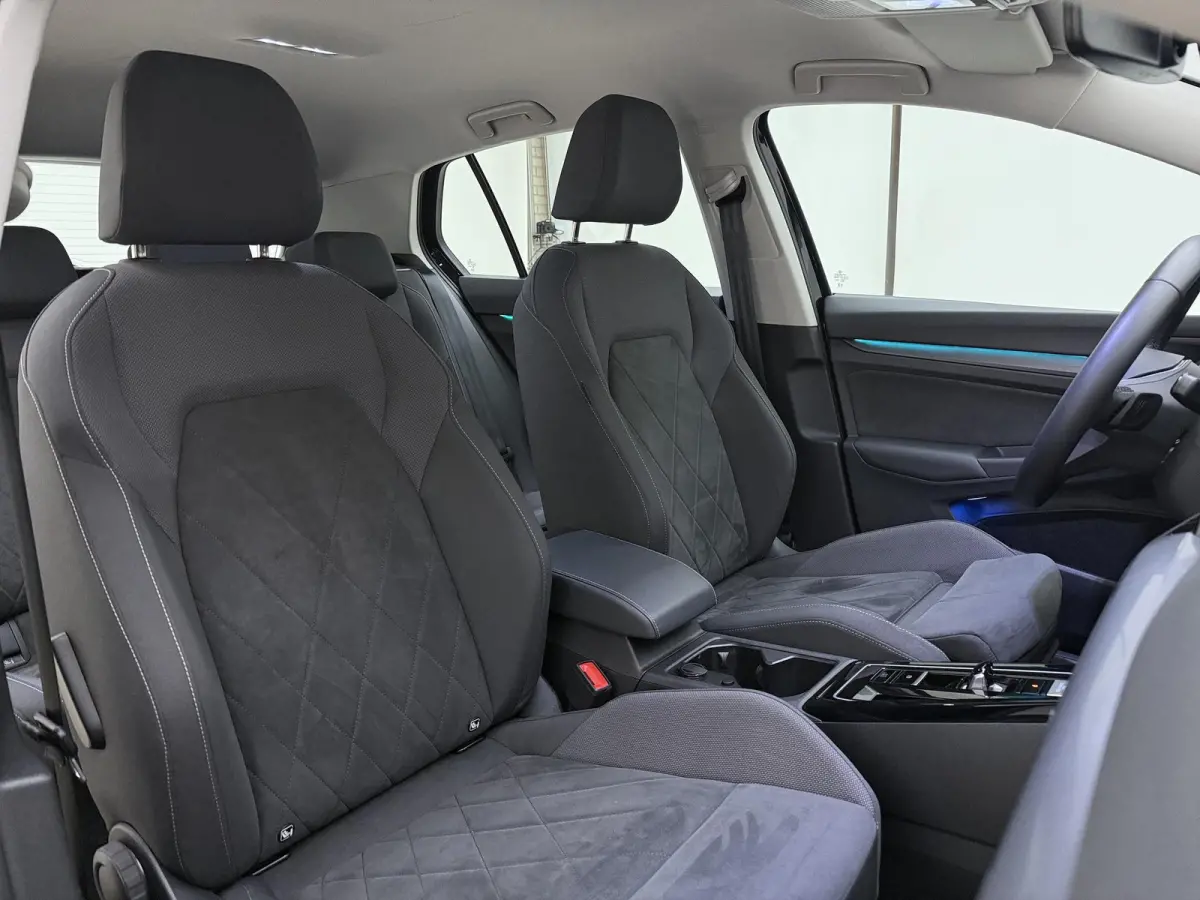1.4 eHybrid Style | Apple Carplay / Android Auto | Ergo Comfort Stoelen | Lichtmetalen Velgen | Sfeerverlichting |