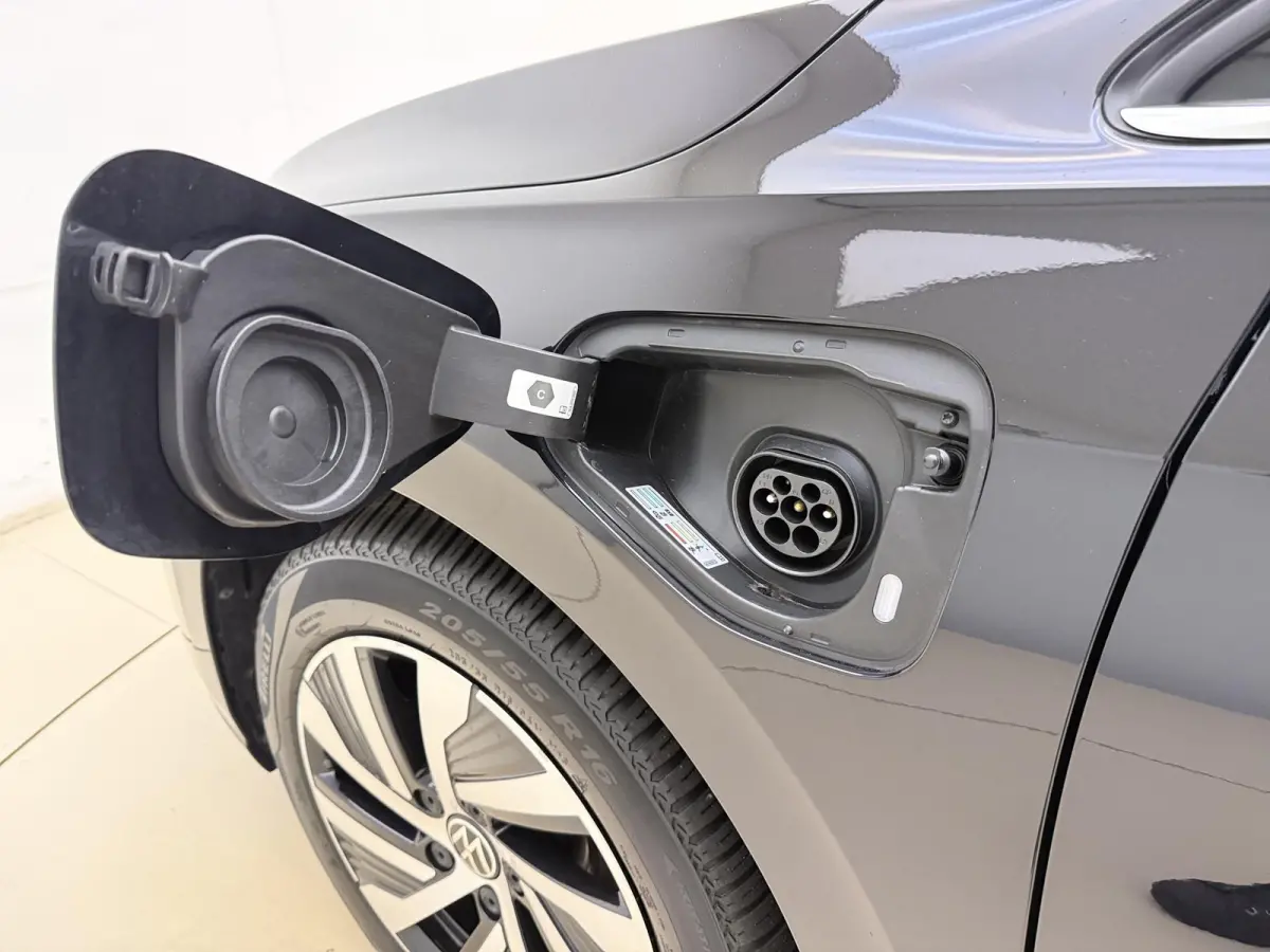 1.4 eHybrid Style | Apple Carplay / Android Auto | Ergo Comfort Stoelen | Lichtmetalen Velgen | Sfeerverlichting |