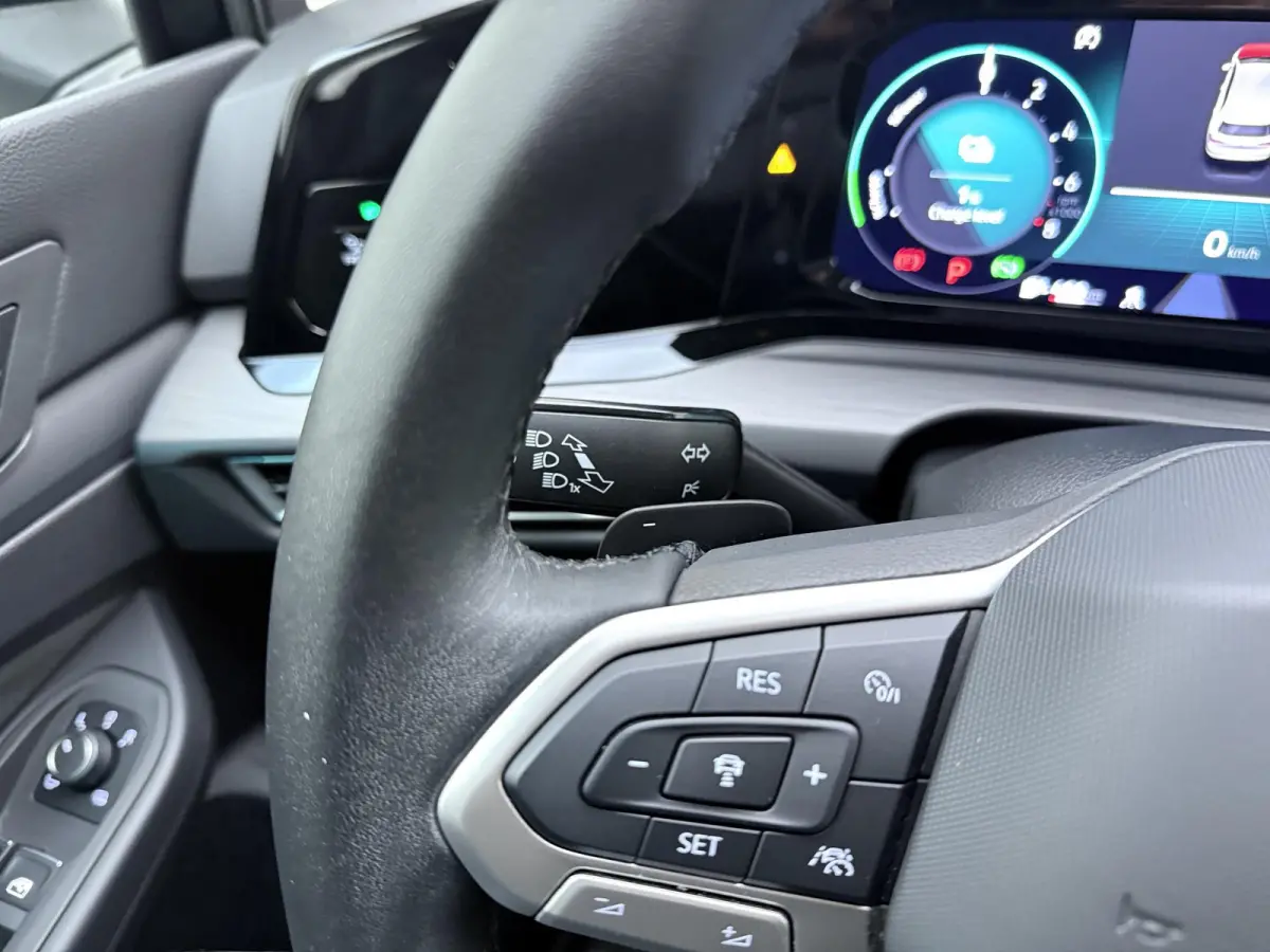 1.4 eHybrid Style | Apple Carplay / Android Auto | Ergo Comfort Stoelen | Lichtmetalen Velgen | Sfeerverlichting |