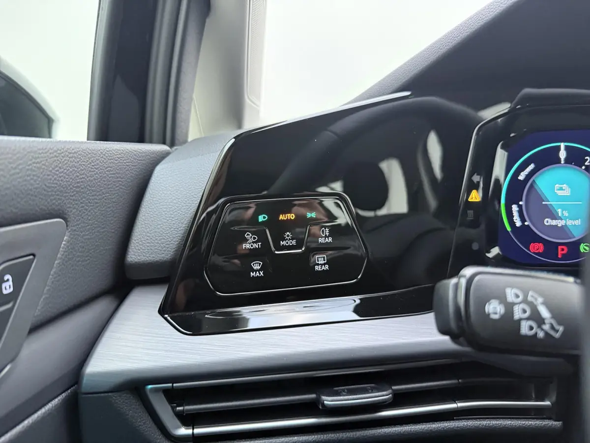 1.4 eHybrid Style | Apple Carplay / Android Auto | Ergo Comfort Stoelen | Lichtmetalen Velgen | Sfeerverlichting |