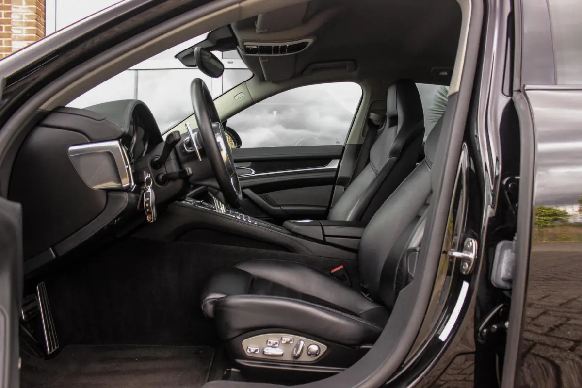 3.6 4 | NL auto | Sport Chrono Plus | BOSE audio | Xenon PDLS | PASM | Comfortstoelen | Memory | Navigatie | Camera | Launch control | Sportuitlaat | Trekhaak