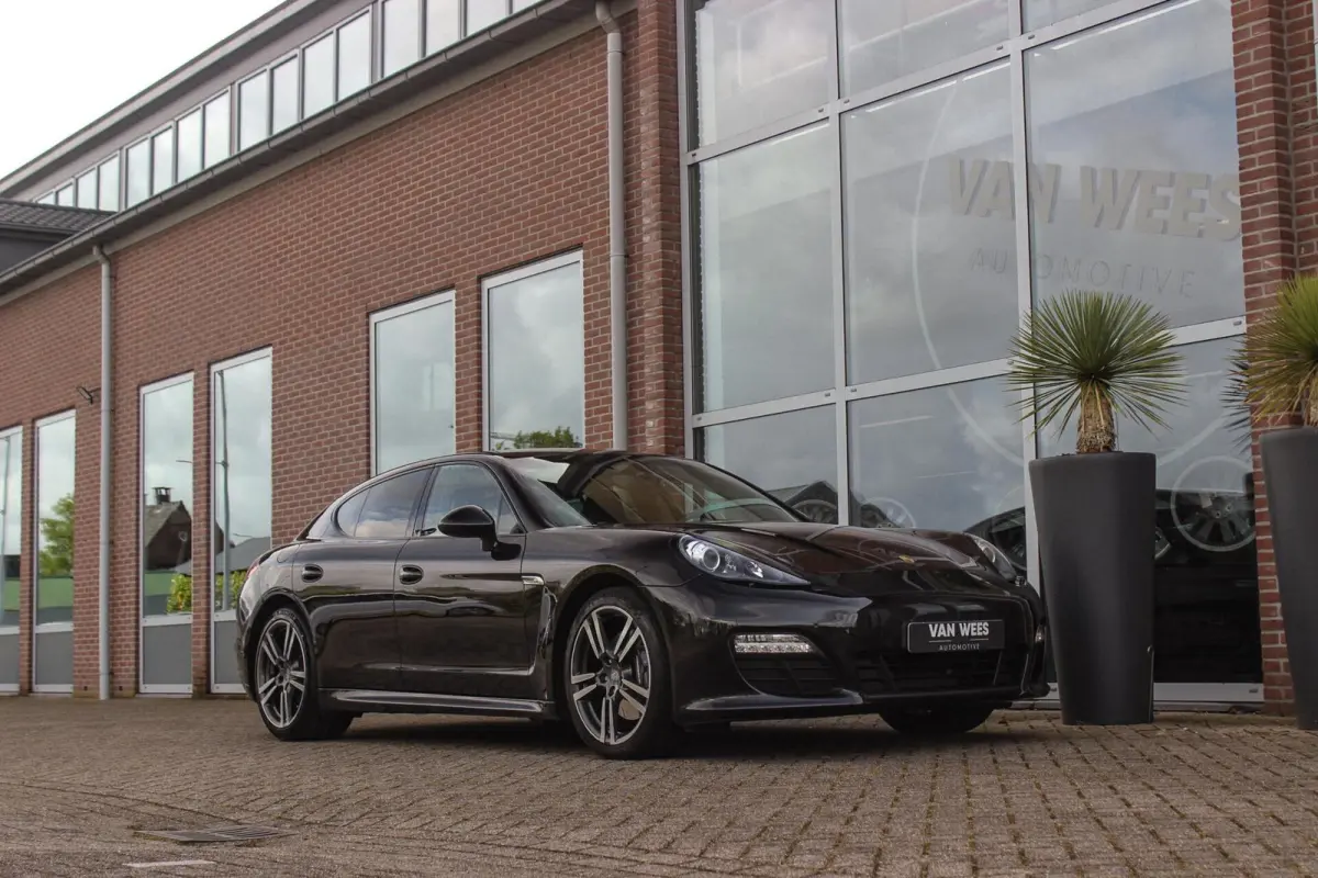 3.6 4 | NL auto | Sport Chrono Plus | BOSE audio | Xenon PDLS | PASM | Comfortstoelen | Memory | Navigatie | Camera | Launch control | Sportuitlaat | Trekhaak