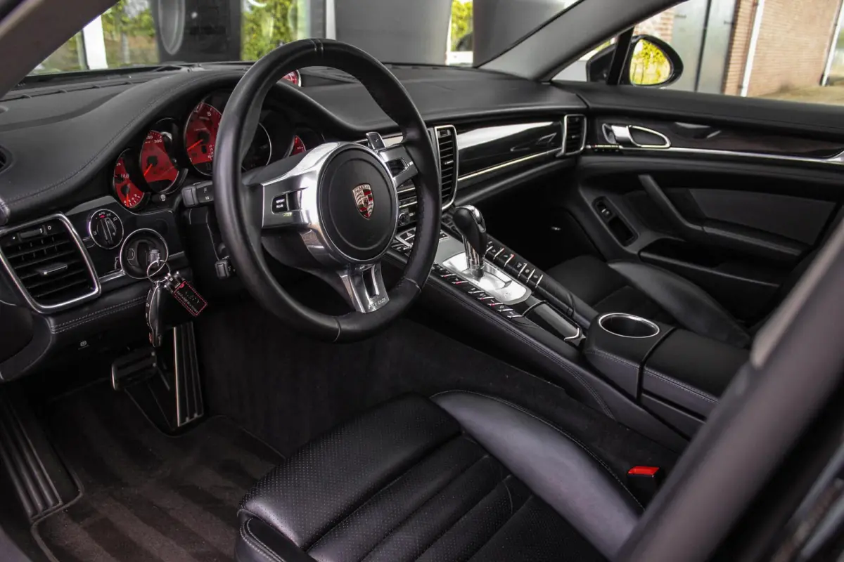 3.6 4 | NL auto | Sport Chrono Plus | BOSE audio | Xenon PDLS | PASM | Comfortstoelen | Memory | Navigatie | Camera | Launch control | Sportuitlaat | Trekhaak