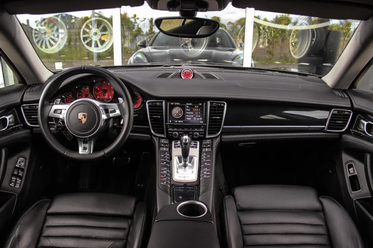 3.6 4 | NL auto | Sport Chrono Plus | BOSE audio | Xenon PDLS | PASM | Comfortstoelen | Memory | Navigatie | Camera | Launch control | Sportuitlaat | Trekhaak