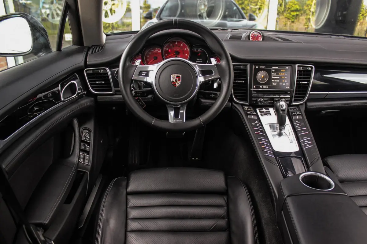 3.6 4 | NL auto | Sport Chrono Plus | BOSE audio | Xenon PDLS | PASM | Comfortstoelen | Memory | Navigatie | Camera | Launch control | Sportuitlaat | Trekhaak