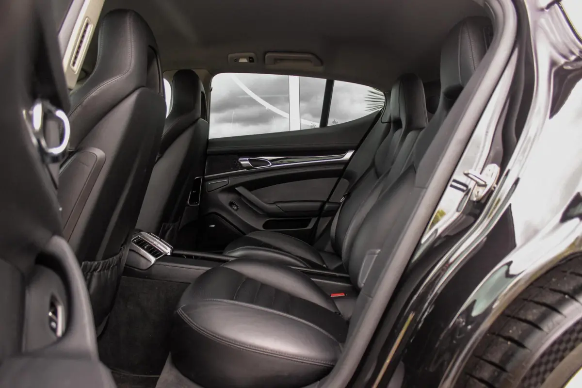 3.6 4 | NL auto | Sport Chrono Plus | BOSE audio | Xenon PDLS | PASM | Comfortstoelen | Memory | Navigatie | Camera | Launch control | Sportuitlaat | Trekhaak