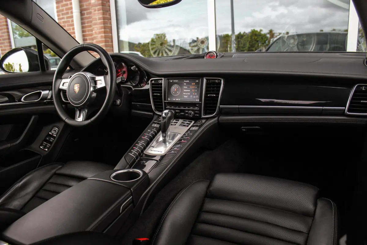 3.6 4 | NL auto | Sport Chrono Plus | BOSE audio | Xenon PDLS | PASM | Comfortstoelen | Memory | Navigatie | Camera | Launch control | Sportuitlaat | Trekhaak