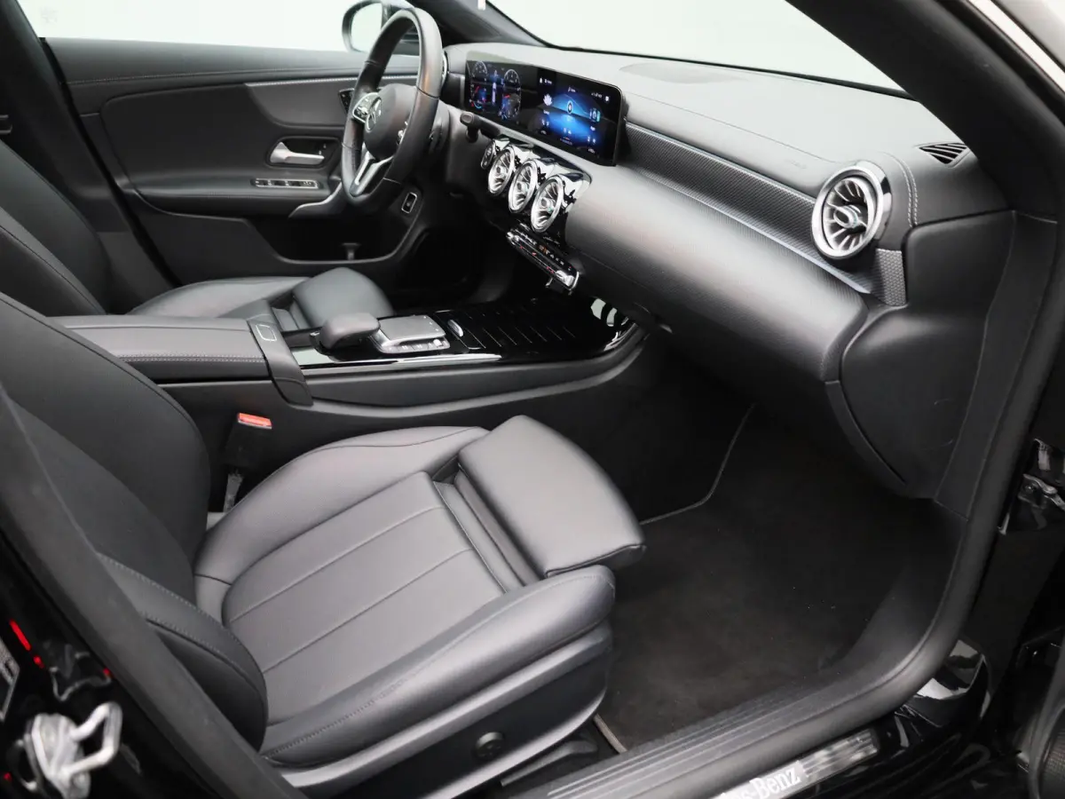 180 Business Solution Luxury | Panoramadak | Camera | Automaat | Memory stoel | Leder |