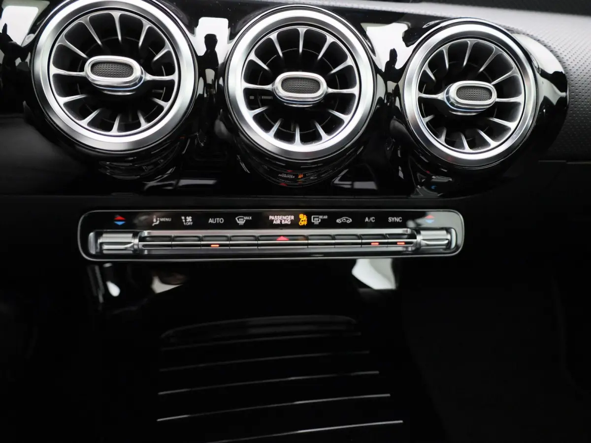 180 Business Solution Luxury | Panoramadak | Camera | Automaat | Memory stoel | Leder |