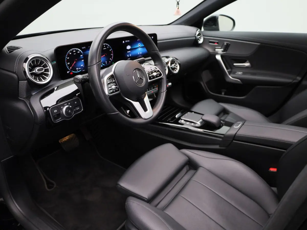 180 Business Solution Luxury | Panoramadak | Camera | Automaat | Memory stoel | Leder |