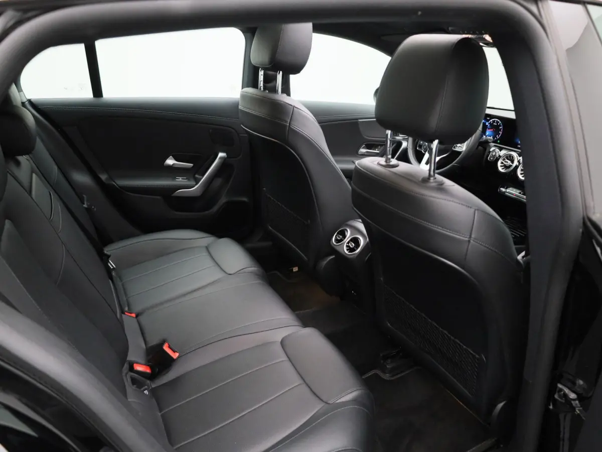 180 Business Solution Luxury | Panoramadak | Camera | Automaat | Memory stoel | Leder |