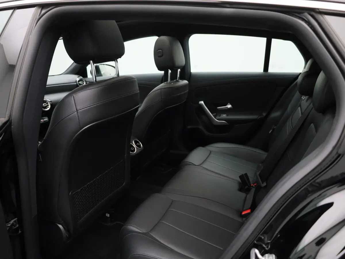 180 Business Solution Luxury | Panoramadak | Camera | Automaat | Memory stoel | Leder |