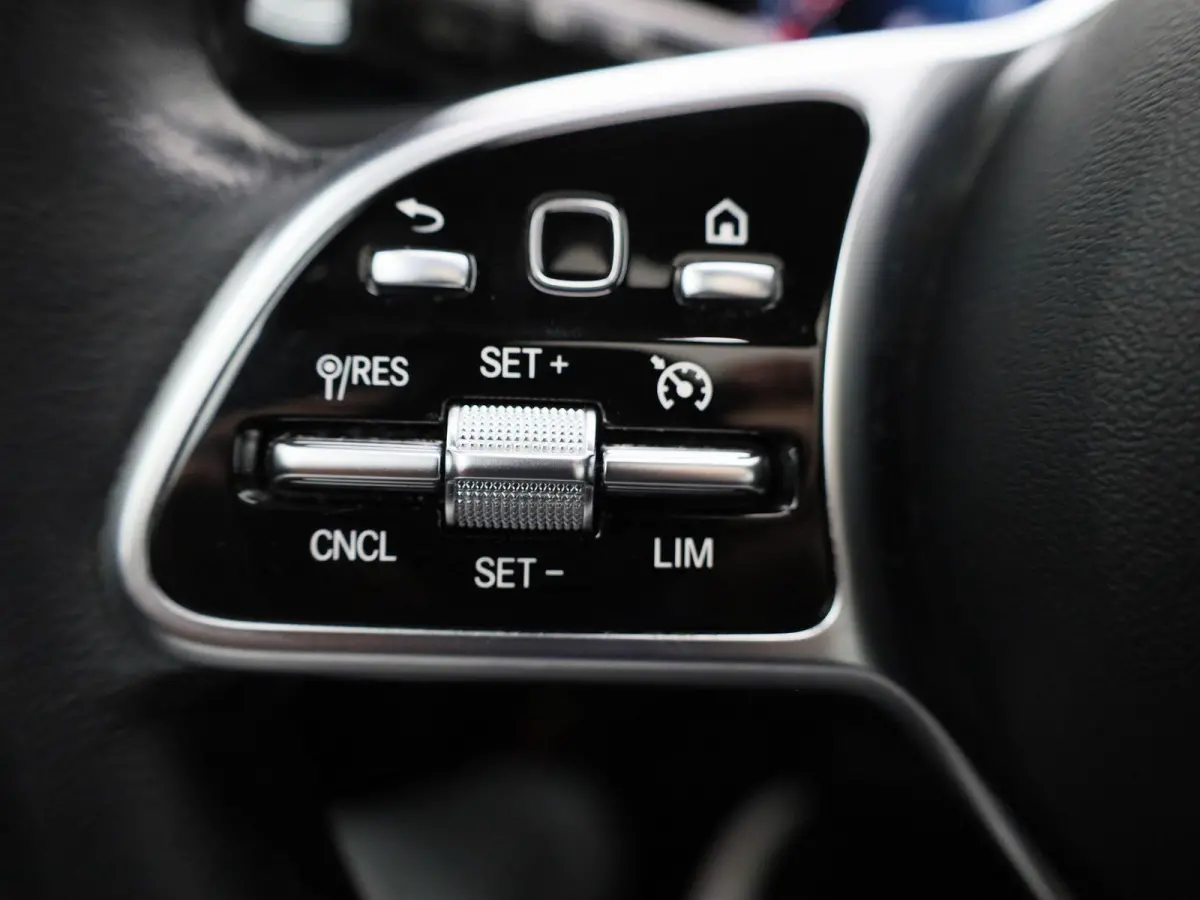 180 Business Solution Luxury | Panoramadak | Camera | Automaat | Memory stoel | Leder |