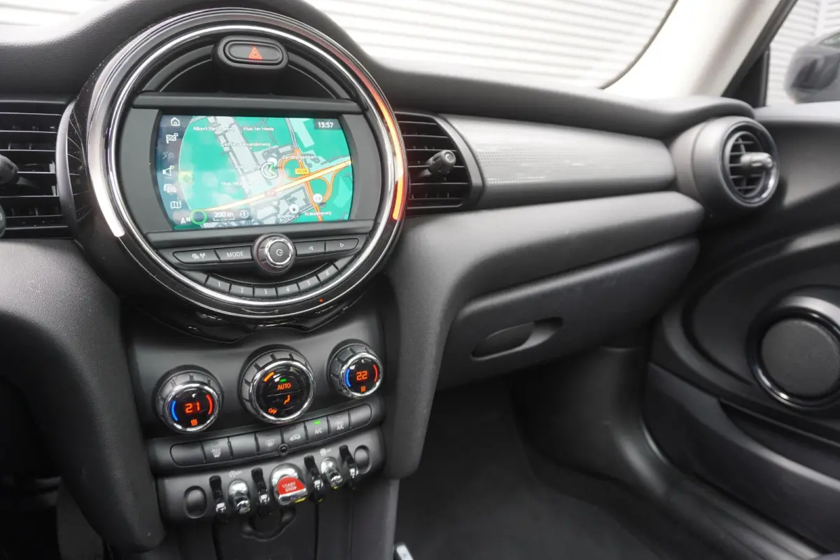 Cooper C 17" LM Roulette Spoke two-tone | Alarmsysteem klasse 3 | Glazen panoramadak | Comfort Access | Business Plus pakket