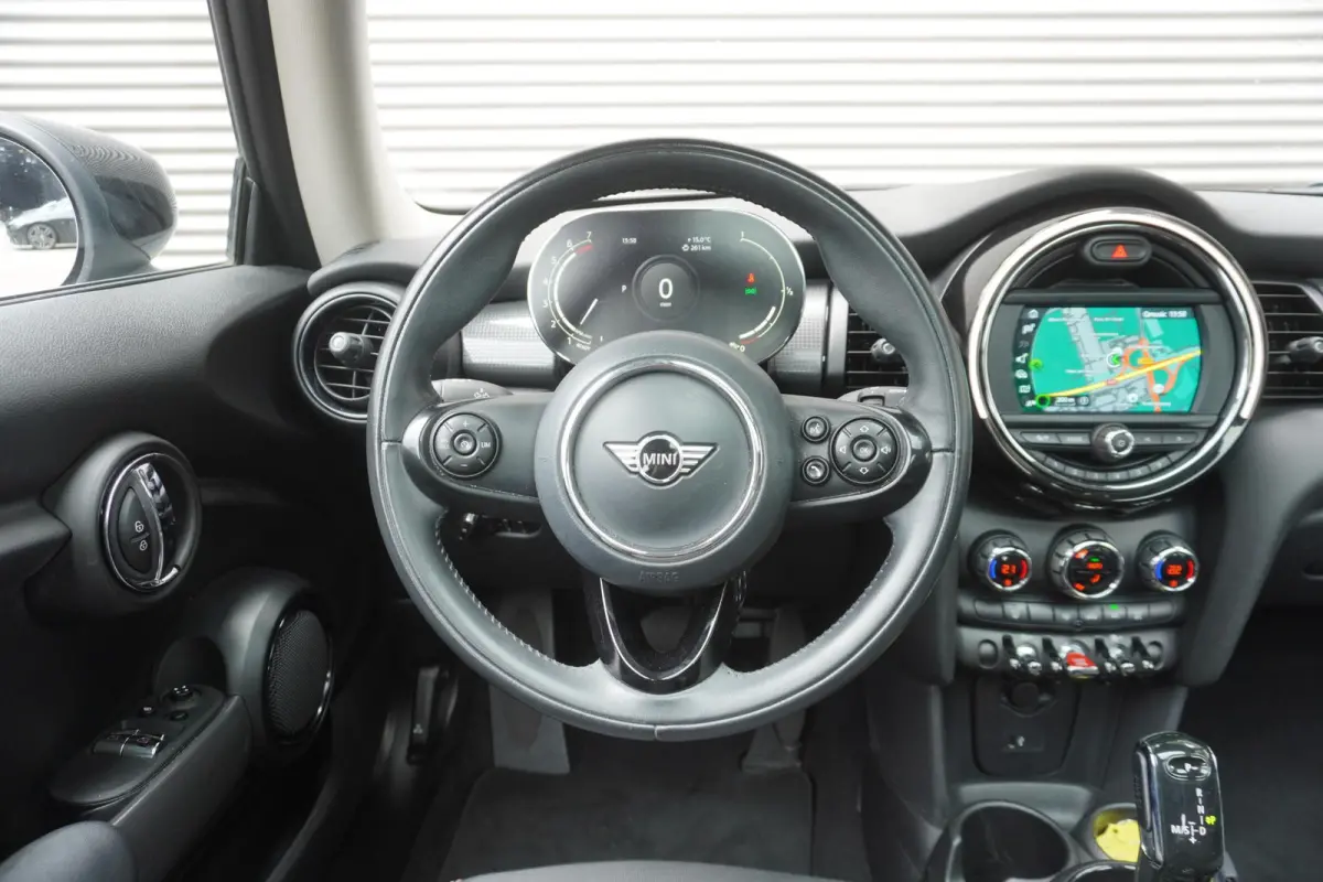 Cooper C 17" LM Roulette Spoke two-tone | Alarmsysteem klasse 3 | Glazen panoramadak | Comfort Access | Business Plus pakket