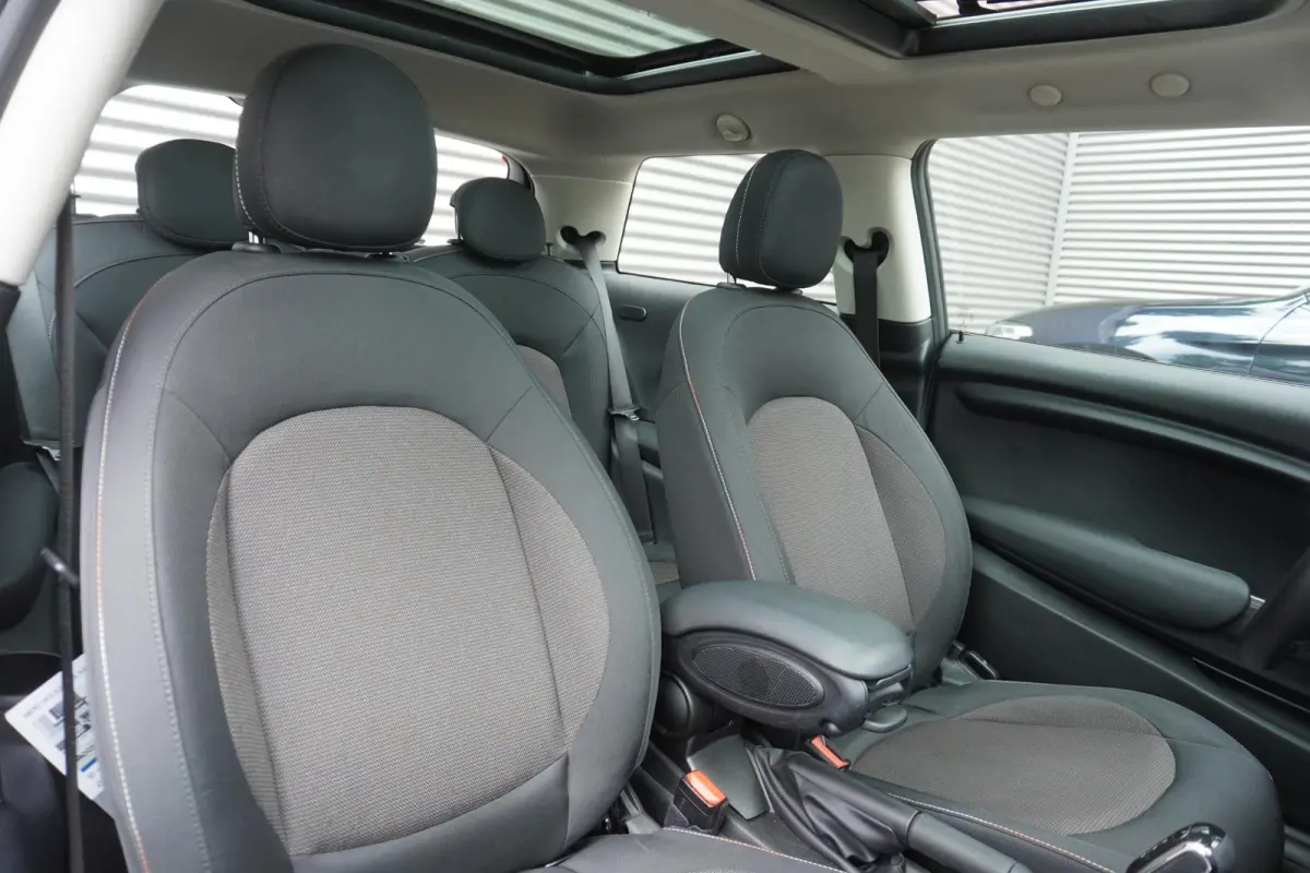 Cooper C 17" LM Roulette Spoke two-tone | Alarmsysteem klasse 3 | Glazen panoramadak | Comfort Access | Business Plus pakket