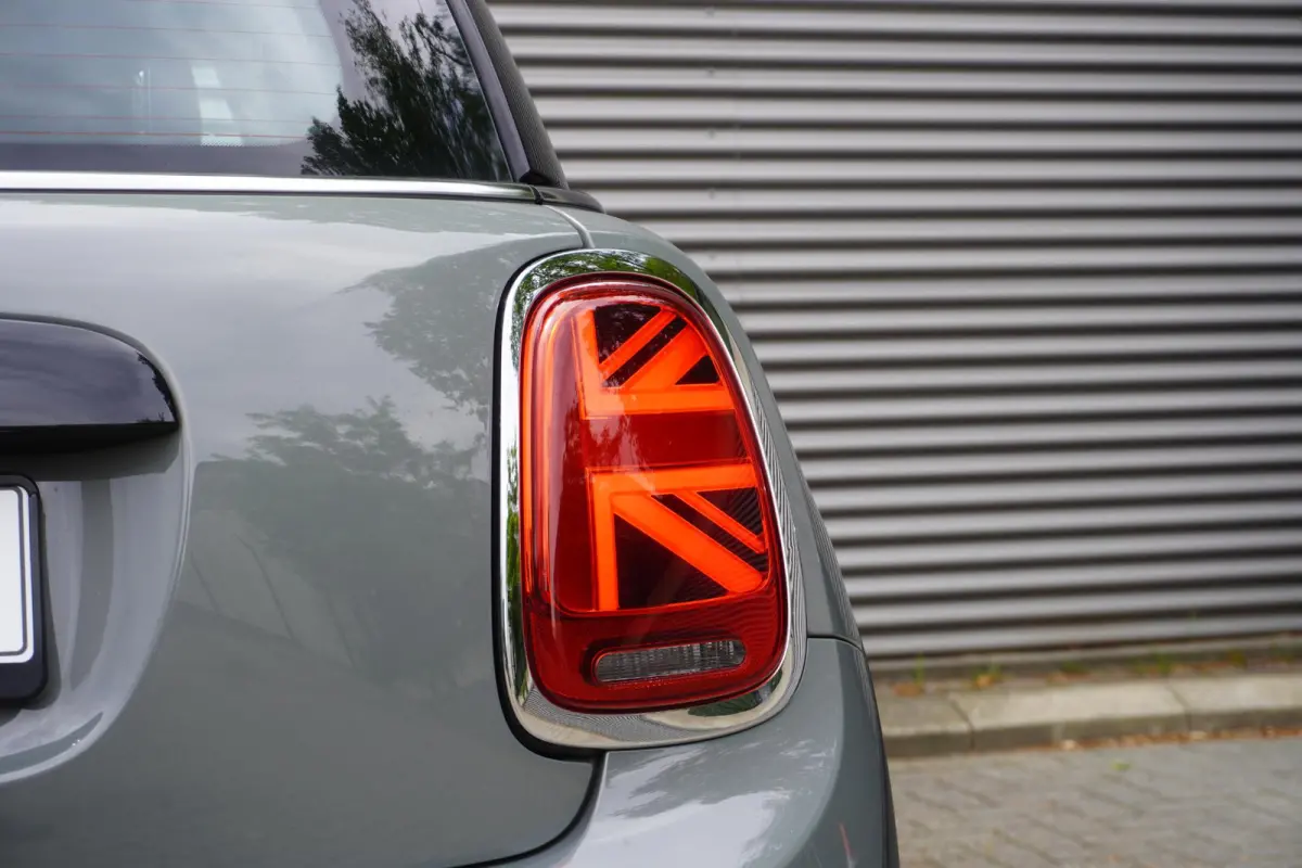 Cooper C 17" LM Roulette Spoke two-tone | Alarmsysteem klasse 3 | Glazen panoramadak | Comfort Access | Business Plus pakket