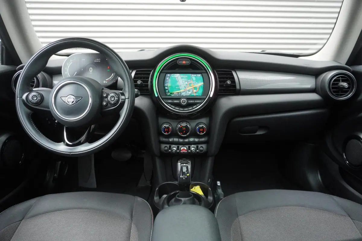 Cooper C 17" LM Roulette Spoke two-tone | Alarmsysteem klasse 3 | Glazen panoramadak | Comfort Access | Business Plus pakket