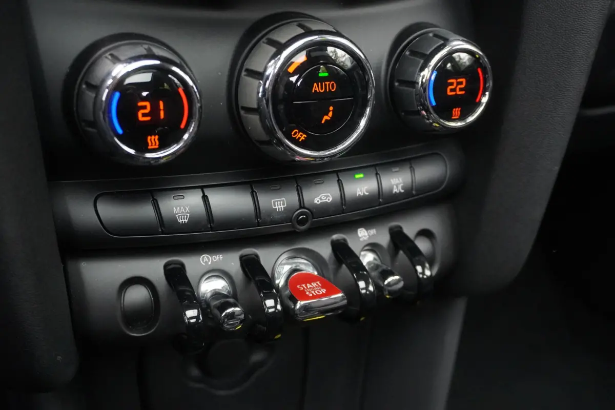 Cooper C 17" LM Roulette Spoke two-tone | Alarmsysteem klasse 3 | Glazen panoramadak | Comfort Access | Business Plus pakket