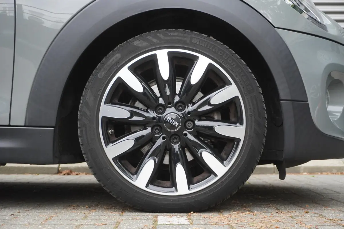 Cooper C 17" LM Roulette Spoke two-tone | Alarmsysteem klasse 3 | Glazen panoramadak | Comfort Access | Business Plus pakket