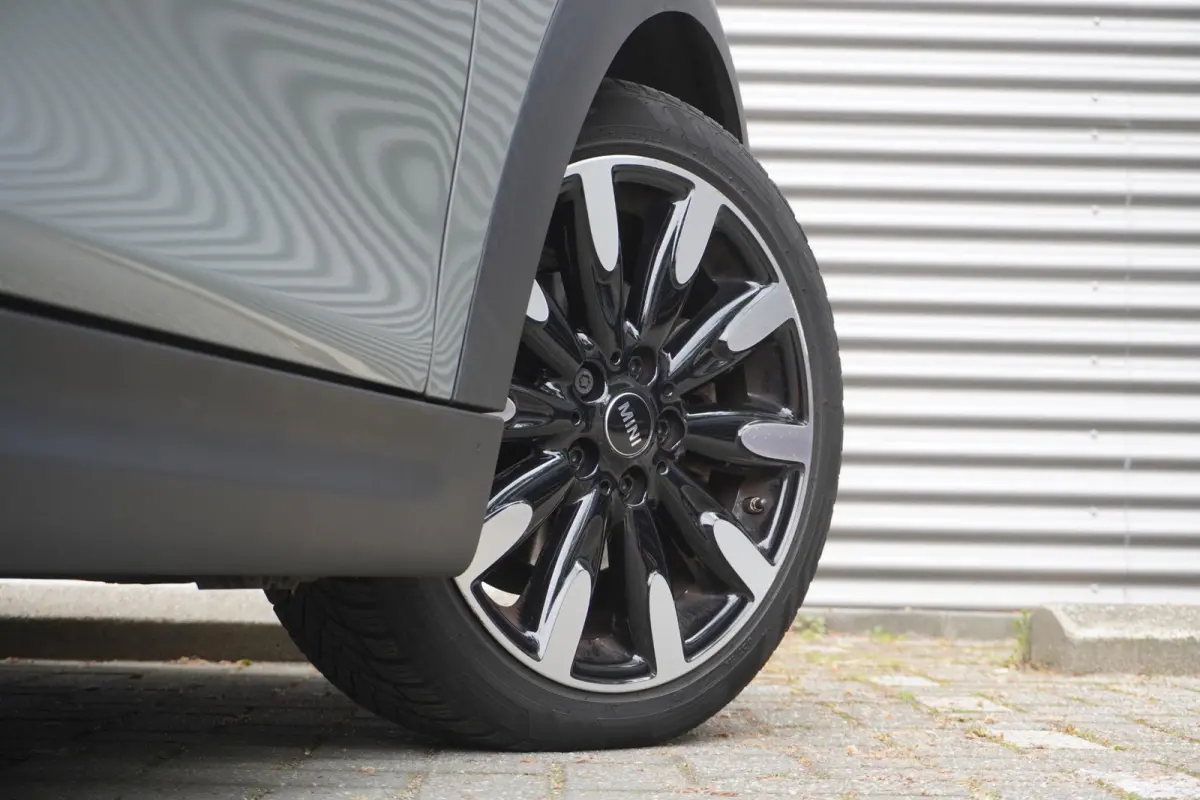 Cooper C 17" LM Roulette Spoke two-tone | Alarmsysteem klasse 3 | Glazen panoramadak | Comfort Access | Business Plus pakket