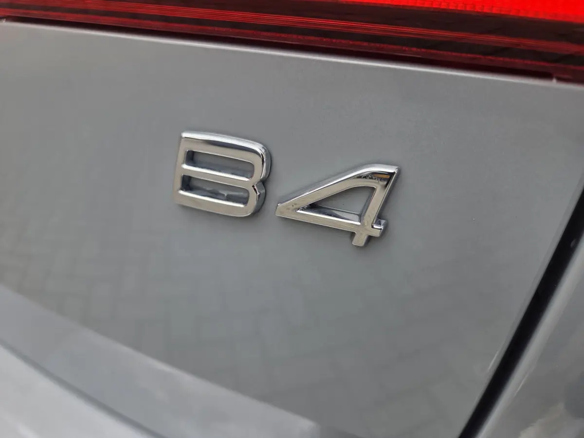 Mild Hybrid B4 Ultimate Bright Parkeersensoren V+A/ Elek. Achterklep/ Navigatie/ Cruise control/ Rijklaarprijs!