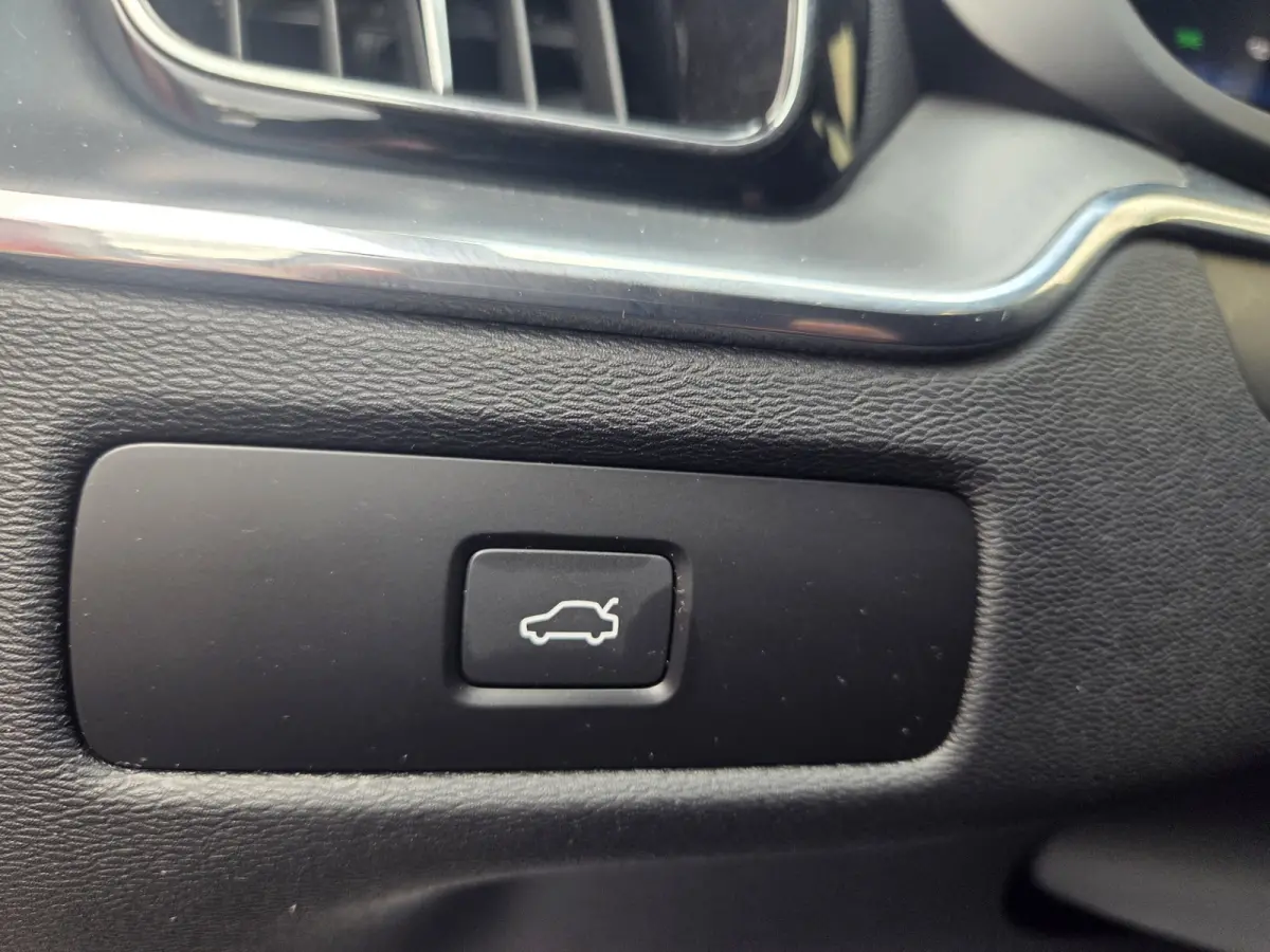 Mild Hybrid B4 Ultimate Bright Parkeersensoren V+A/ Elek. Achterklep/ Navigatie/ Cruise control/ Rijklaarprijs!
