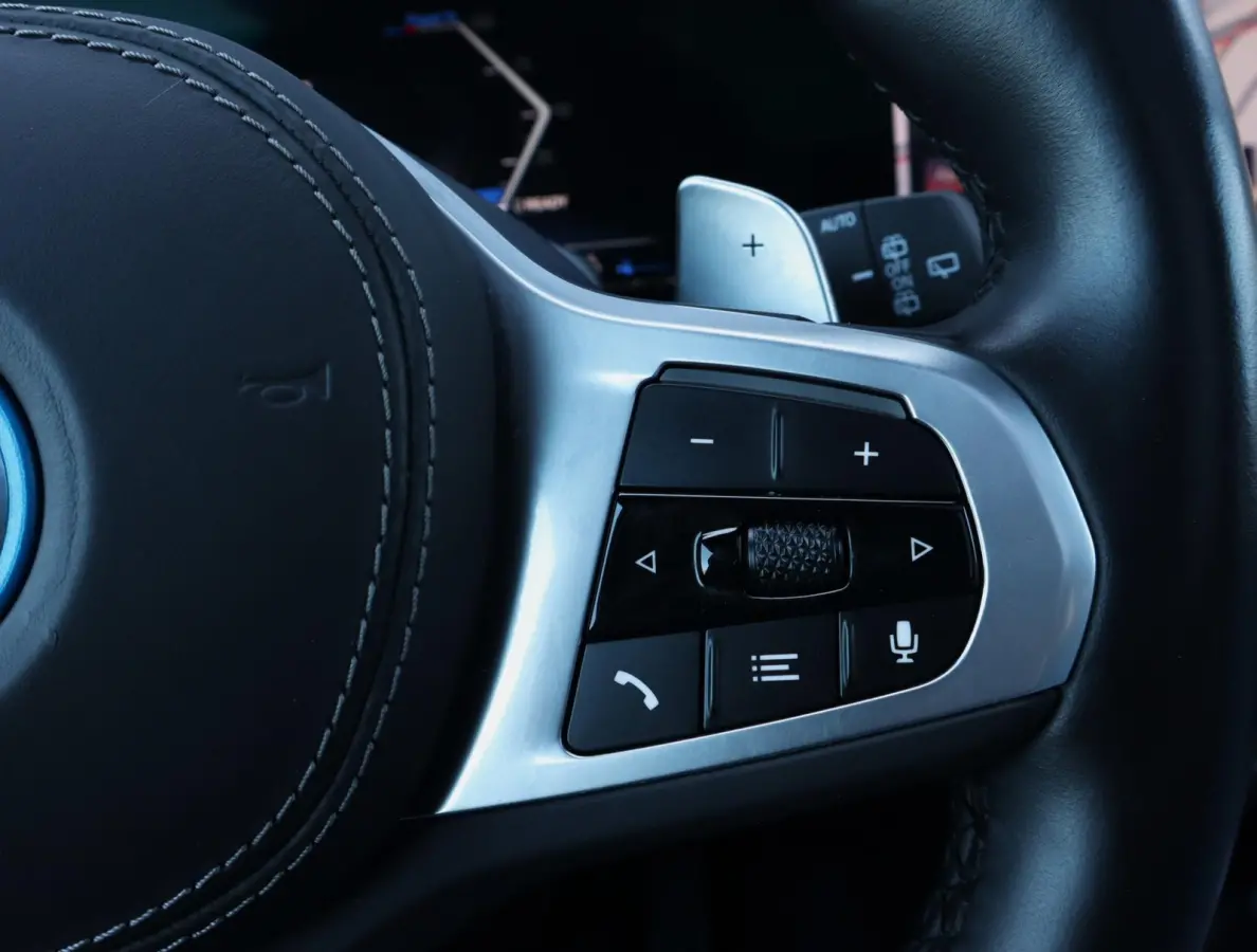 xDrive50e M-sport | Panoramadak | Comfortstoelen | H+K | Lazer | ACC | Stuurverwarming | 360