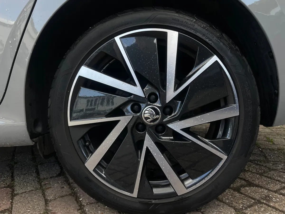 1.0 TSI Sport Business ORG NL 1E EIG DEALEROND|LED|CARPLAY|SPORTSTOELEN|DUALCLIMATE|PARK.ASSIST|BLUETOOTH|18''INCH|