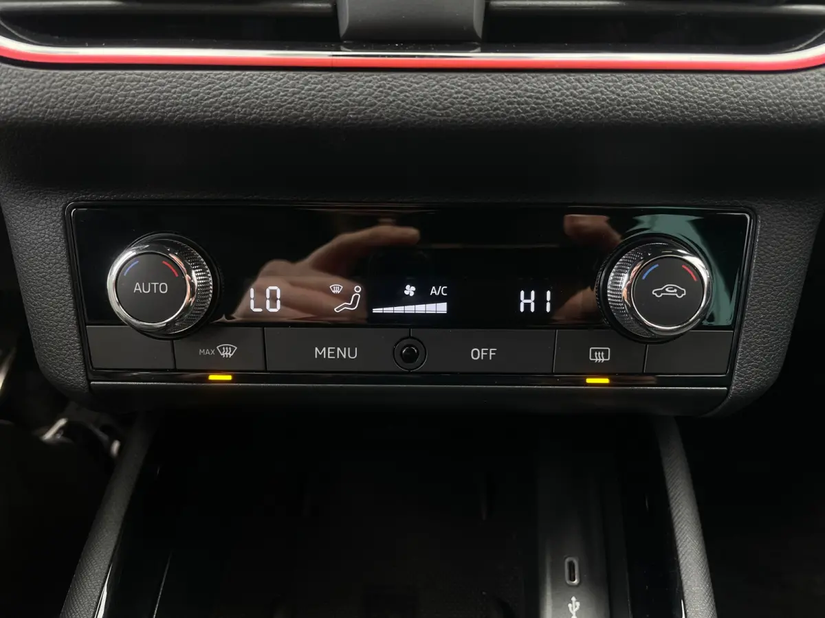 1.0 TSI Sport Business ORG NL 1E EIG DEALEROND|LED|CARPLAY|SPORTSTOELEN|DUALCLIMATE|PARK.ASSIST|BLUETOOTH|18''INCH|
