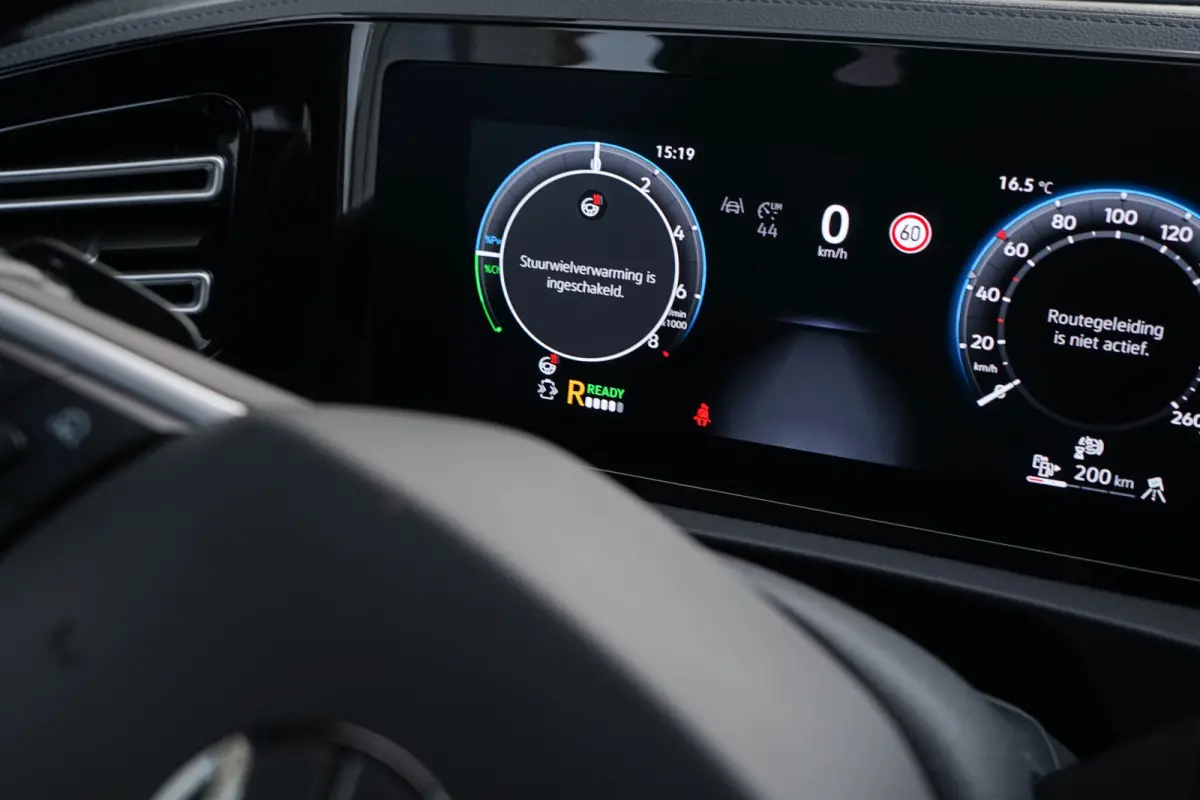 1.5 eHybrid R-Line / 5 jaar Fabrieksgarantie/ Stoelen met Massage & Koeling/ Panoramadak/ 200kW (272PK)