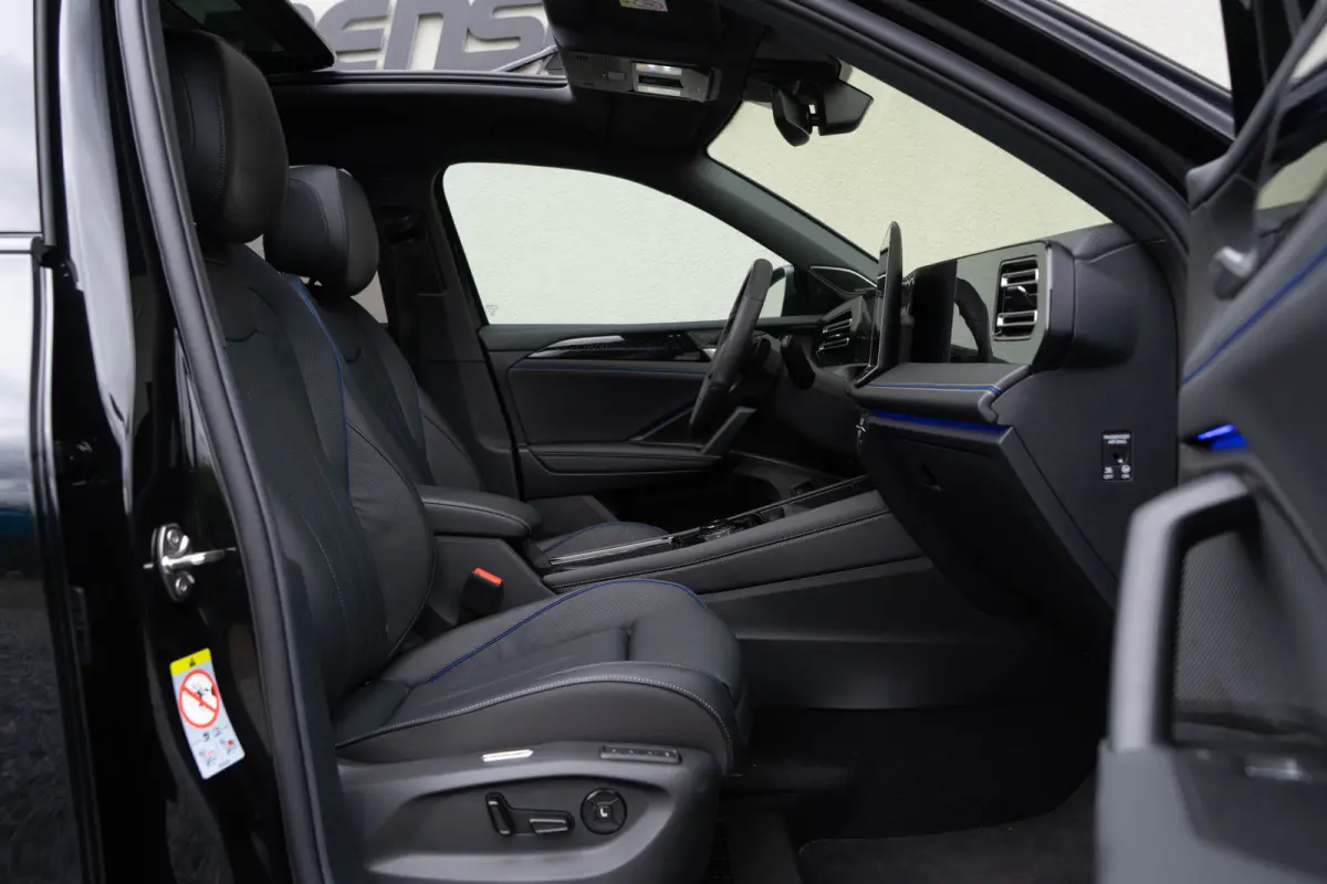 1.5 eHybrid R-Line / 5 jaar Fabrieksgarantie/ Stoelen met Massage & Koeling/ Panoramadak/ 200kW (272PK)