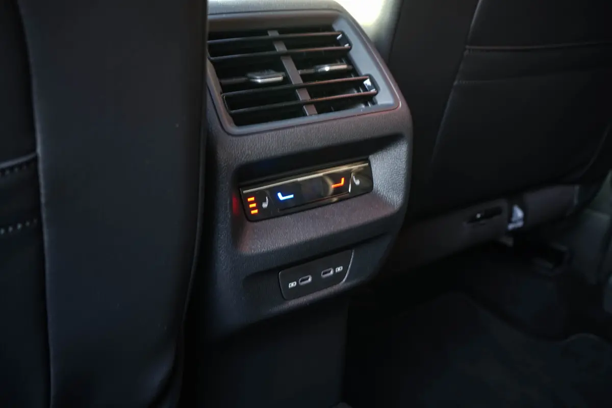 1.5 eHybrid R-Line / 5 jaar Fabrieksgarantie/ Stoelen met Massage & Koeling/ Panoramadak/ 200kW (272PK)