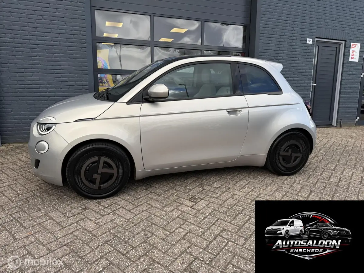Giorgio Armani 42 kWh 118 PK Airco Navi Pano Leder