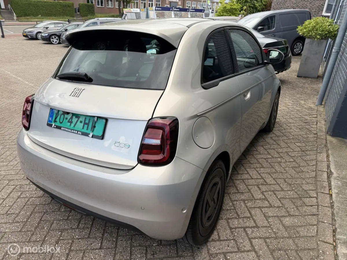 Giorgio Armani 42 kWh 118 PK Airco Navi Pano Leder
