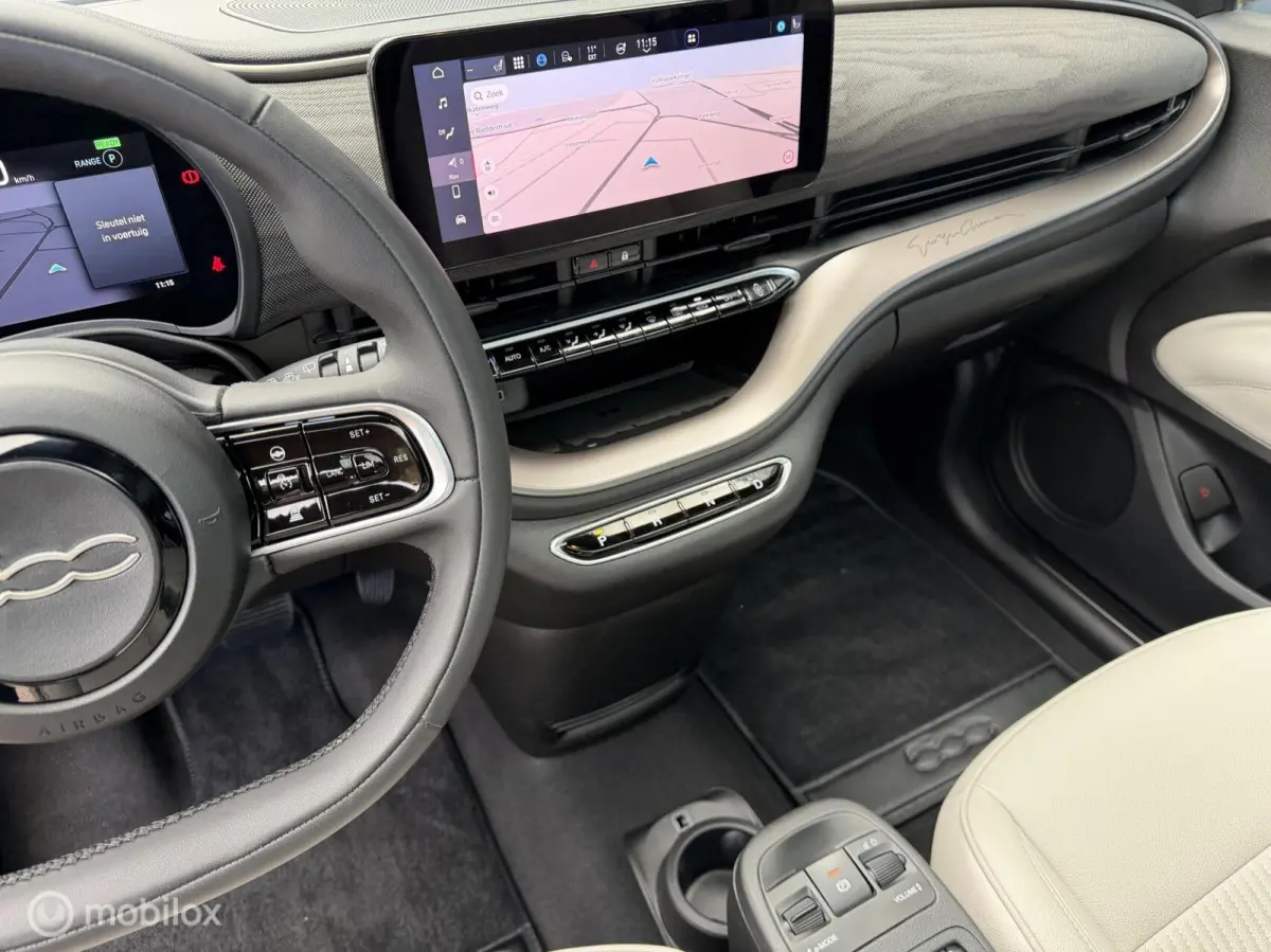 Giorgio Armani 42 kWh 118 PK Airco Navi Pano Leder