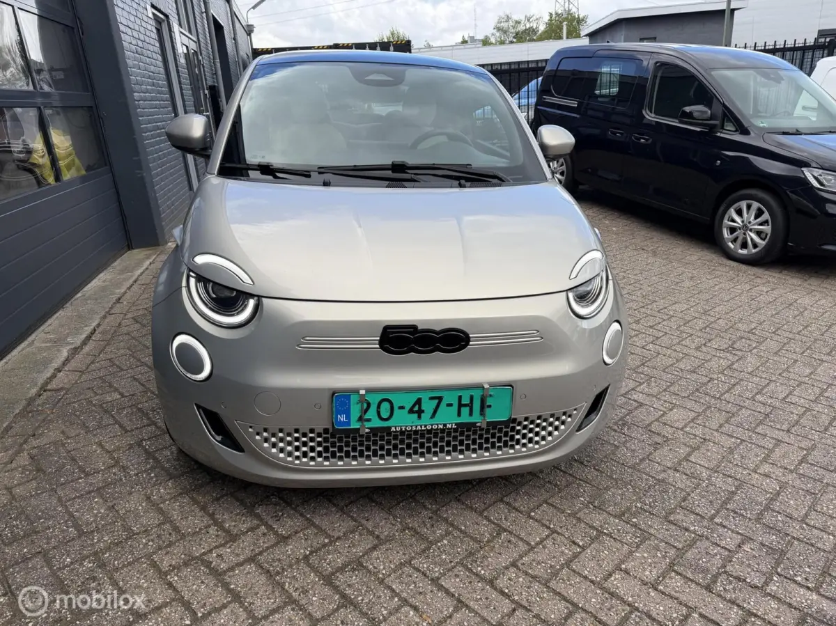 Giorgio Armani 42 kWh 118 PK Airco Navi Pano Leder