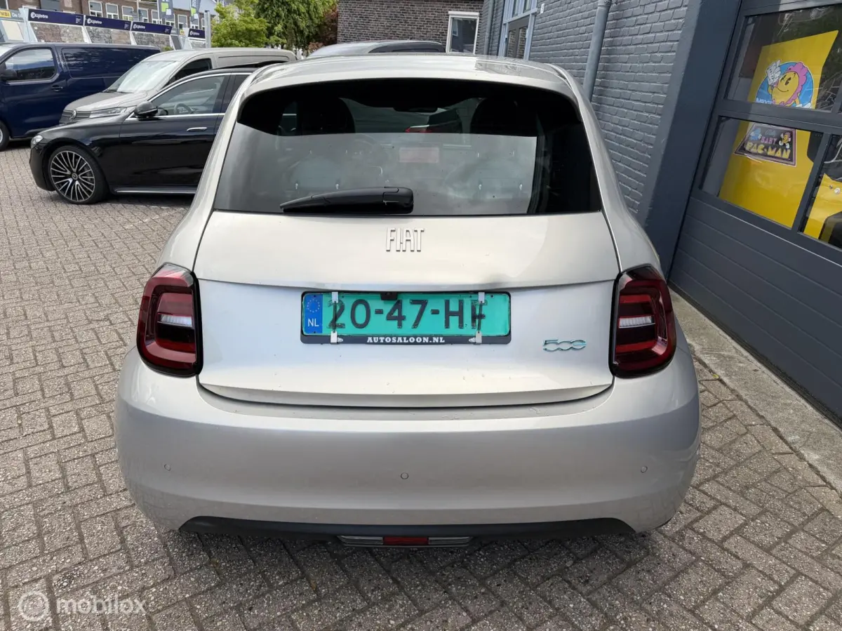 Giorgio Armani 42 kWh 118 PK Airco Navi Pano Leder