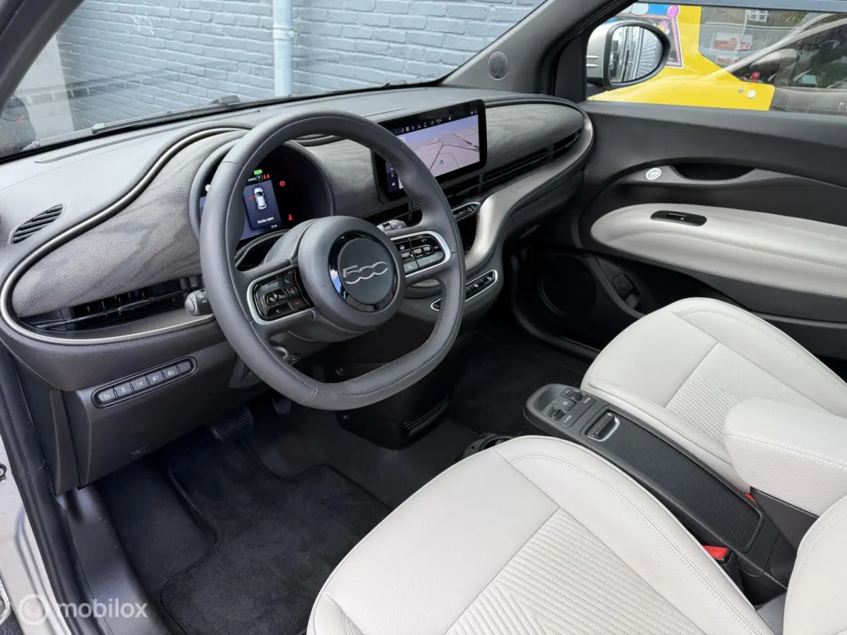 Giorgio Armani 42 kWh 118 PK Airco Navi Pano Leder