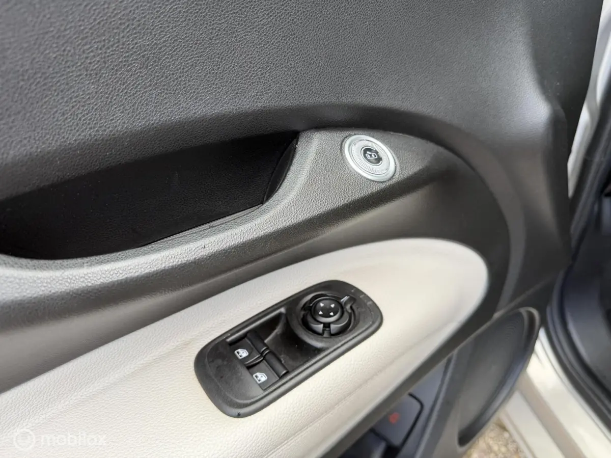Giorgio Armani 42 kWh 118 PK Airco Navi Pano Leder