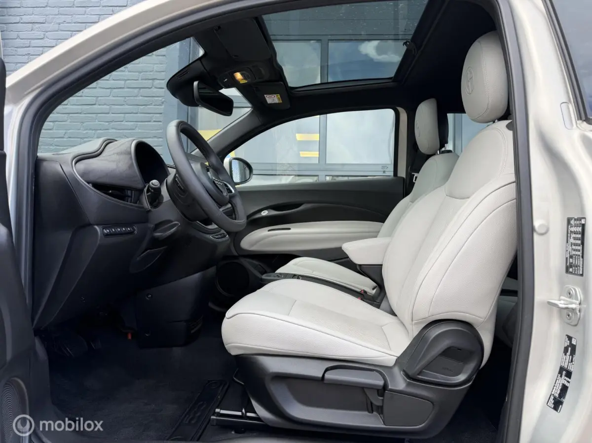 Giorgio Armani 42 kWh 118 PK Airco Navi Pano Leder