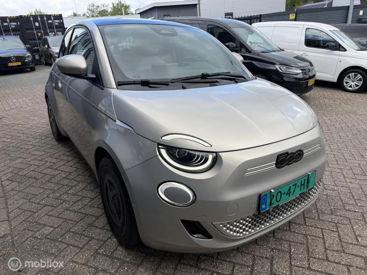 Giorgio Armani 42 kWh 118 PK Airco Navi Pano Leder