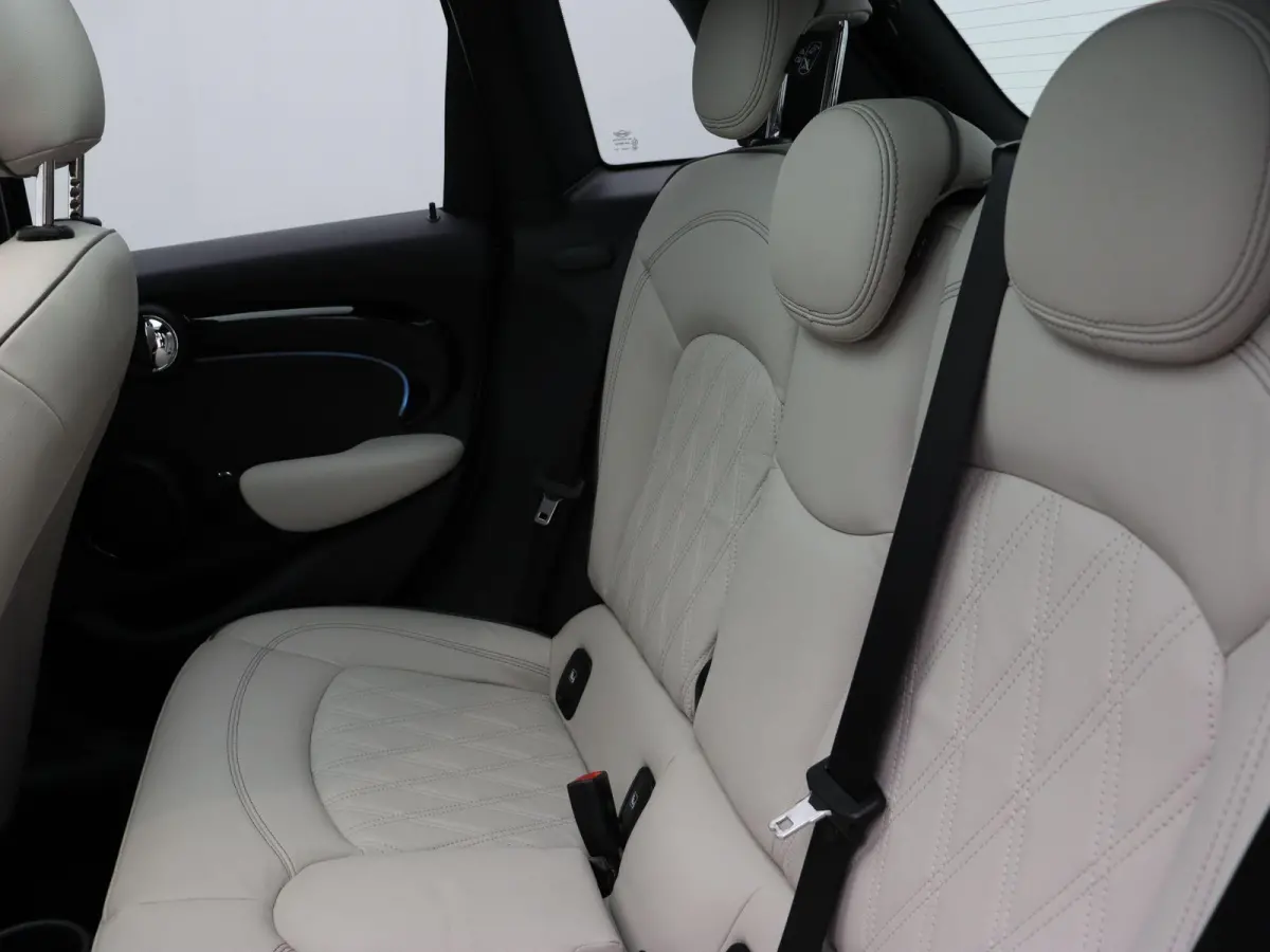 Cooper Business Edition + Classic Uitvoering + Essence Pack + Glazen panoramadak + Achteruitrijcamera + Park Assistant + Comfort Access + LED