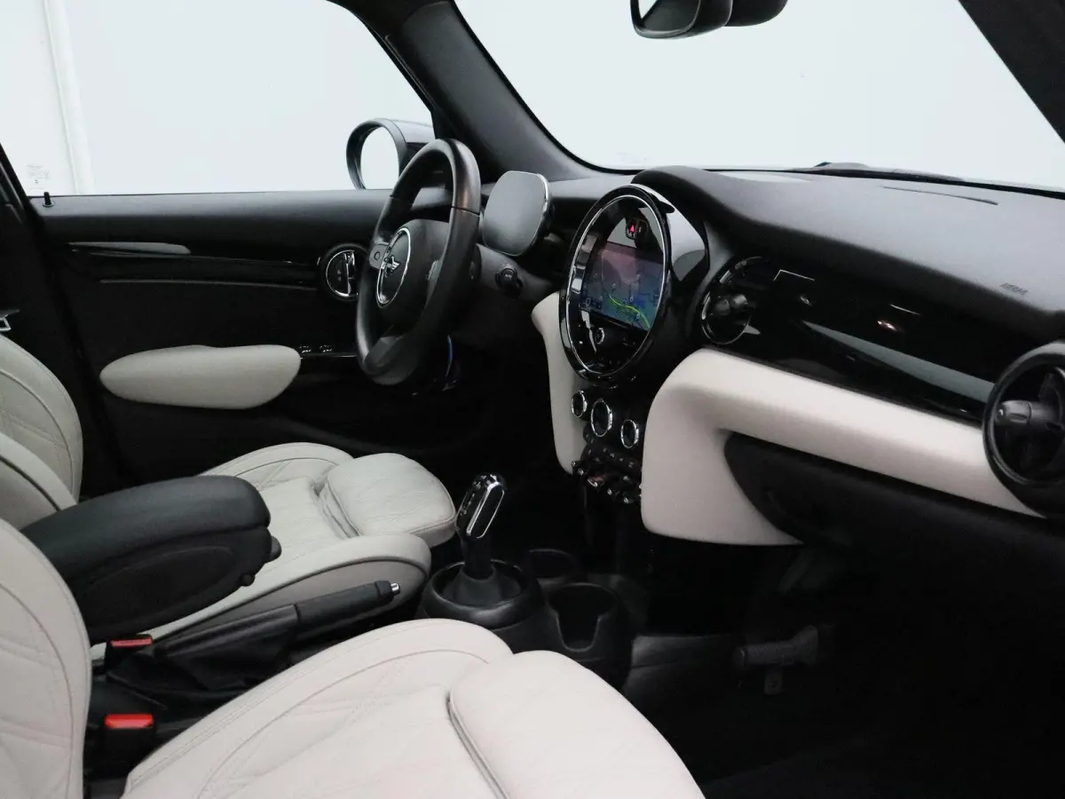 Cooper Business Edition + Classic Uitvoering + Essence Pack + Glazen panoramadak + Achteruitrijcamera + Park Assistant + Comfort Access + LED
