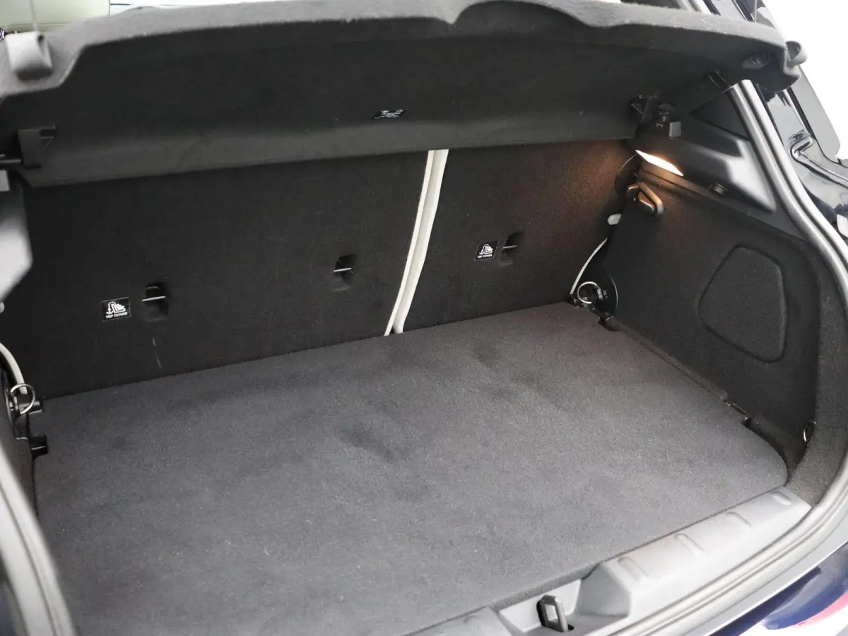 Cooper Business Edition + Classic Uitvoering + Essence Pack + Glazen panoramadak + Achteruitrijcamera + Park Assistant + Comfort Access + LED