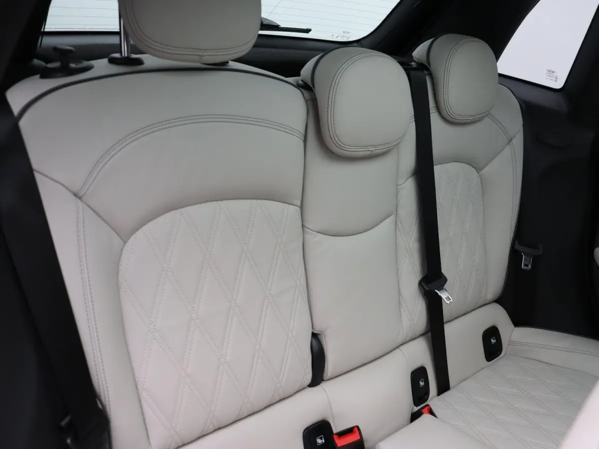 Cooper Business Edition + Classic Uitvoering + Essence Pack + Glazen panoramadak + Achteruitrijcamera + Park Assistant + Comfort Access + LED
